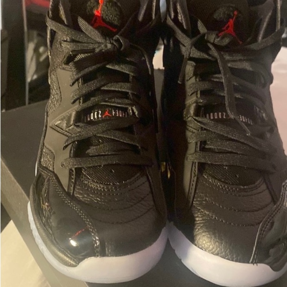 Jumpman two treys (big kids size 7)